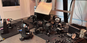 Il sistema di ottica adattiva Ekarus sul banco ottico al fuoco Coudé del telescopio Copernico di Asiago. Oltre ai numerosi specchi rigidi, il parallelepipedo nero, visibile sulla destra, è lo specchio deformabile da circa 450 attuatori. Credits: Davide Greggio/INAF Padova