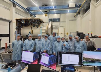 I team dell'ESA e di OHB Italia per la missione RAMSES celebrano la prima accensione della sonda, vista sullo sfondo, il 21 settembre 2026 negli stabilimenti OHB Italia a Milano. Credits: OHB Italia