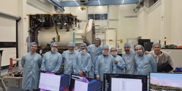 I team dell'ESA e di OHB Italia per la missione RAMSES celebrano la prima accensione della sonda, vista sullo sfondo, il 21 settembre 2026 negli stabilimenti OHB Italia a Milano. Credits: OHB Italia