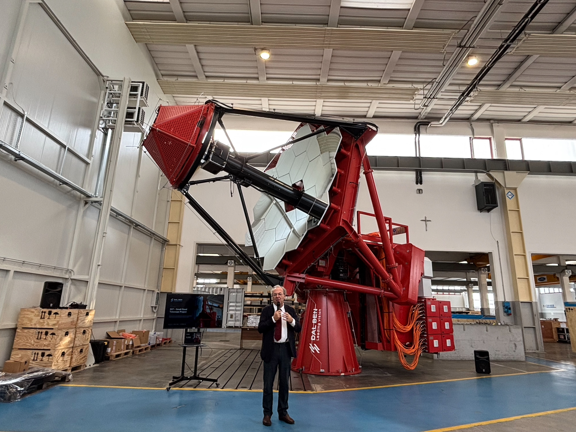 Il Presidente INAF Roberto Ragazzoni e uno dei telescopi SST di CTAO il 18 settembre 2026 presso Dal Ben Spa. Credits: Astrospace