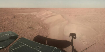 Pannelli solari e l'ombra del rover Zhurong sulla superficie di Marte per nel corso della missione Tianwen-1 nel 2021. Credits: CNSA
