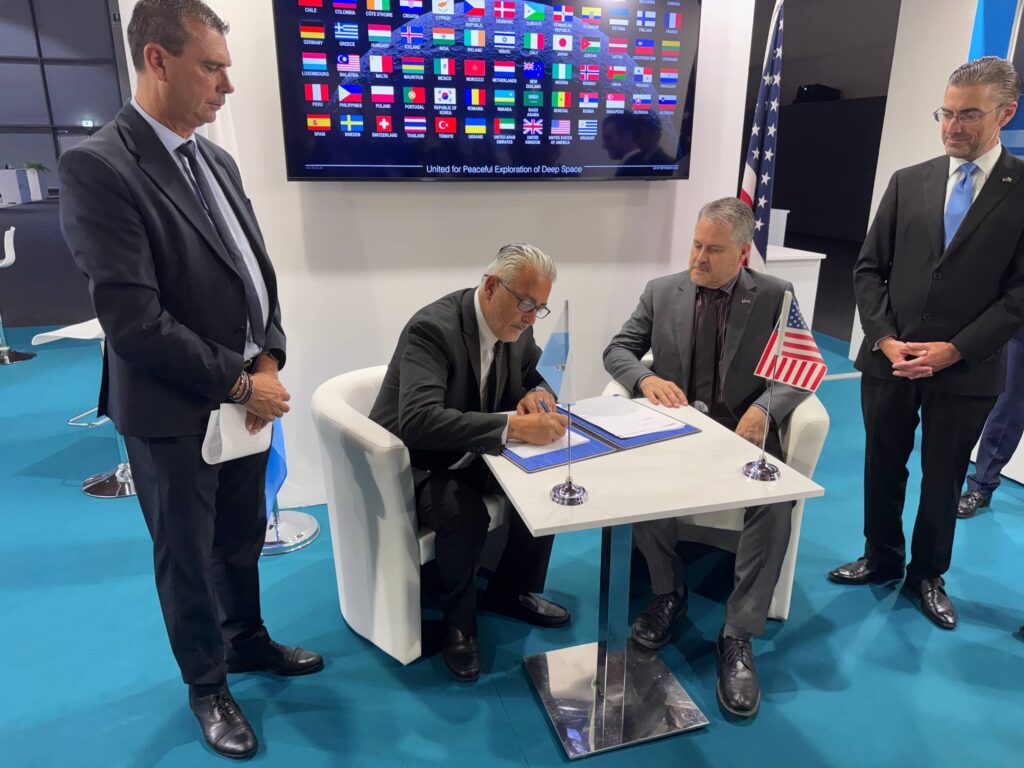 Il momento della firma degli Accordi Artemis della Repubblica di San Marino, il 25 settembre 2026 a BEX - Beyond Exploration Expo a Rimini. Credits: Astrospace