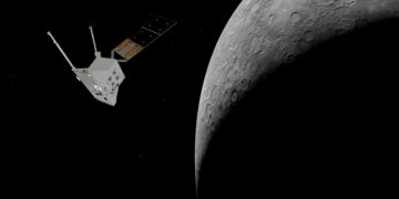Render del Mercury Planetary Orbiter di BepiColombo vicino a Mercurio. Credits: ESA/ATG medialab. Mercurio: NASA/JHUAPL/CIW