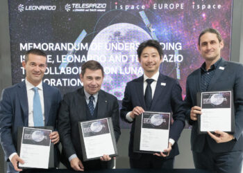 Alessandro Ocera, SVP Commercial, Digital Solutions & Transformation di Telespazio, Massimo Claudio Comparini, Managing Director della Divisione Spazio di Leonardo, Takeshi Hakamada, fondatore e CEO di ispace, inc., e Julien-Alexandre Lamamy, CEO di ispace-EUROPE, dopo la firma del Memorandum of Understanding allo IAC 2026. Credits: Leonardo