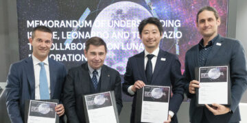 Alessandro Ocera, SVP Commercial, Digital Solutions & Transformation di Telespazio, Massimo Claudio Comparini, Managing Director della Divisione Spazio di Leonardo, Takeshi Hakamada, fondatore e CEO di ispace, inc., e Julien-Alexandre Lamamy, CEO di ispace-EUROPE, dopo la firma del Memorandum of Understanding allo IAC 2026. Credits: Leonardo