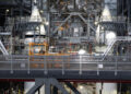 I tecnici della NASA hanno completato l’assemblaggio dei due booster laterali del razzo SLS per Artemis III all’interno del VAB del Kennedy Space Center il 30 settembre 2026. Credits: NASA/Cory S. Huston