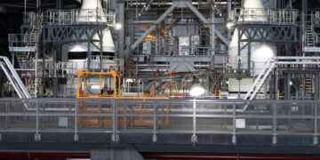 I tecnici della NASA hanno completato l’assemblaggio dei due booster laterali del razzo SLS per Artemis III all’interno del VAB del Kennedy Space Center il 30 settembre 2026. Credits: NASA/Cory S. Huston
