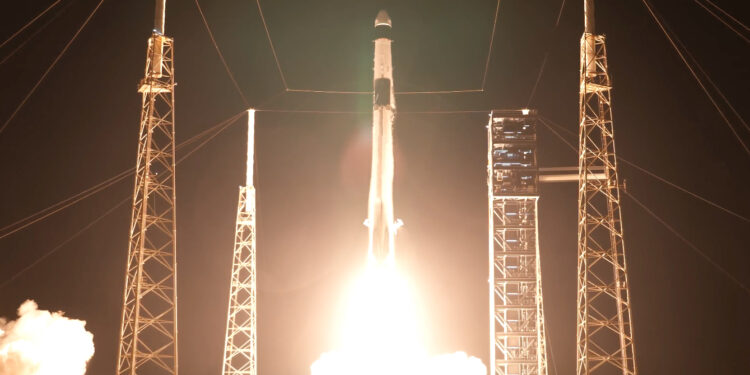 Partenza della Dragon cargo per la missione CRS-35 verso la ISS il 13 ottobre 2026.