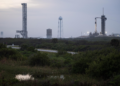 Una foto della rampa 39A con la Torre Mechazilla nella sua prima versione e la rampa 39A con un Falcon 9. Foto del 2024