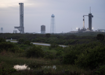 Una foto della rampa 39A con la Torre Mechazilla nella sua prima versione e la rampa 39A con un Falcon 9. Foto del 2024