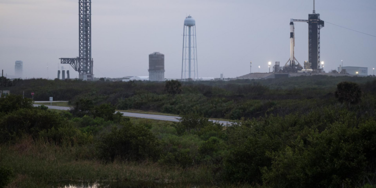Una foto della rampa 39A con la Torre Mechazilla nella sua prima versione e la rampa 39A con un Falcon 9. Foto del 2024