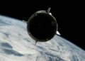 La Dragon Grace con a bordo i quattro astronauti di Crew-13 l'1 ottobre 2026.