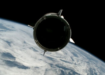 La Dragon Grace con a bordo i quattro astronauti di Crew-13 l'1 ottobre 2026.