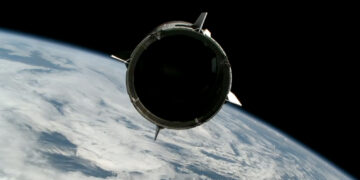 La Dragon Grace con a bordo i quattro astronauti di Crew-13 l'1 ottobre 2026.