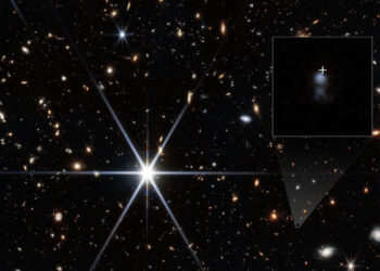 La galassia nana che ospita FRB 20240304B, indicata dalla croce bianca, ripresa nel vicino infrarosso dalla camera NIRCam del telescopio spaziale James Webb. Credits: NASA, ESA, CSA, STScI, T. Nanayakkara (USYD)