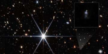 La galassia nana che ospita FRB 20240304B, indicata dalla croce bianca, ripresa nel vicino infrarosso dalla camera NIRCam del telescopio spaziale James Webb. Credits: NASA, ESA, CSA, STScI, T. Nanayakkara (USYD)