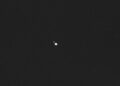 La prima immagine in cui Hera distingue separati gli asteroidi Didymos e Dimorphos, ripresa il 18 ottobre con l’Asteroid Framing Camera a 1280 km dalla coppia. Credits: ESA