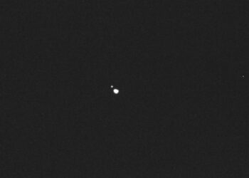 La prima immagine in cui Hera distingue separati gli asteroidi Didymos e Dimorphos, ripresa il 18 ottobre con l’Asteroid Framing Camera a 1280 km dalla coppia. Credits: ESA