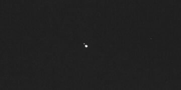 La prima immagine in cui Hera distingue separati gli asteroidi Didymos e Dimorphos, ripresa il 18 ottobre con l’Asteroid Framing Camera a 1280 km dalla coppia. Credits: ESA