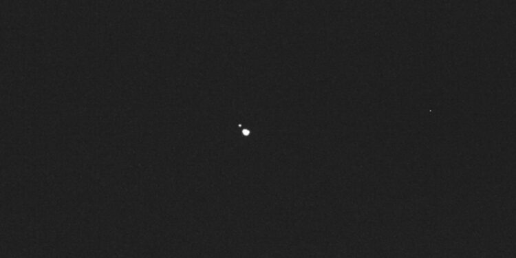 La prima immagine in cui Hera distingue separati gli asteroidi Didymos e Dimorphos, ripresa il 18 ottobre con l’Asteroid Framing Camera a 1280 km dalla coppia. Credits: ESA