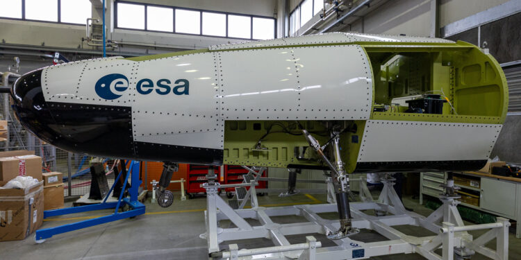Modello di prova dello Space Rider per i drop test. Credits: ESA