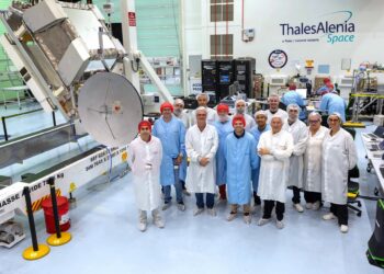 Lunar Link e il team di Thales Alenia Space a Cannes, in Francia. Credits: Thales Alenia Space