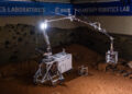Il modello in scala della gru lunare Loader durante i test nel Planetary Robotics Lab dell’ESA. Credits: ESA/SJM Photography
