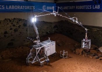 Il modello in scala della gru lunare Loader durante i test nel Planetary Robotics Lab dell’ESA. Credits: ESA/SJM Photography