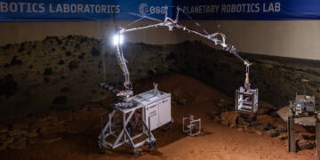 Il modello in scala della gru lunare Loader durante i test nel Planetary Robotics Lab dell’ESA. Credits: ESA/SJM Photography