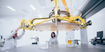 I tecnici Jessica Sabattier e Christophe Hurst mentre con uno dei segmenti dell'Extremely Large Telescope. Credits: Safran Reosc