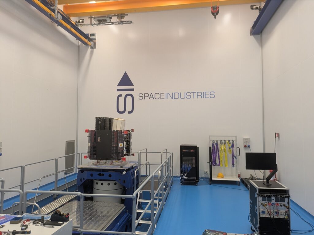 Integrazione di un satellite presso lo Stellar Hub di Space Industries. Credits: Astrospace