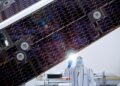 Un tecnico ispeziona lo scudo solare del telescopio NEO Surveyor della NASA negli stabilimenti di BAE Systems a Boulder, in Colorado. Credits: BAE Systems Space & Mission Systems