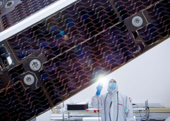Un tecnico ispeziona lo scudo solare del telescopio NEO Surveyor della NASA negli stabilimenti di BAE Systems a Boulder, in Colorado. Credits: BAE Systems Space & Mission Systems