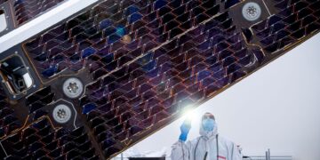 Un tecnico ispeziona lo scudo solare del telescopio NEO Surveyor della NASA negli stabilimenti di BAE Systems a Boulder, in Colorado. Credits: BAE Systems Space & Mission Systems