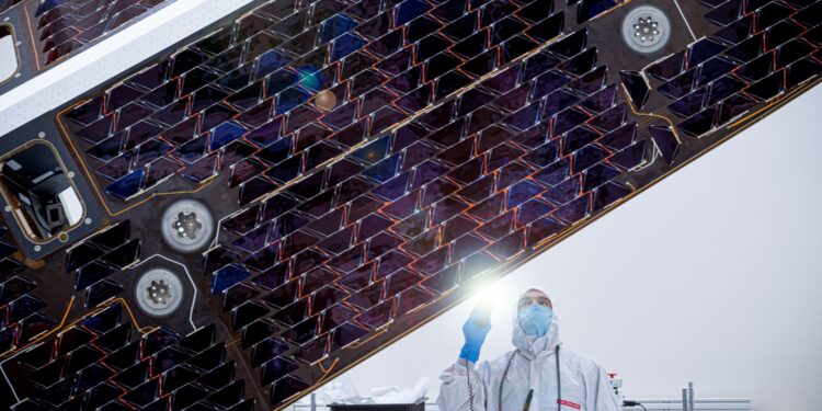Un tecnico ispeziona lo scudo solare del telescopio NEO Surveyor della NASA negli stabilimenti di BAE Systems a Boulder, in Colorado. Credits: BAE Systems Space & Mission Systems