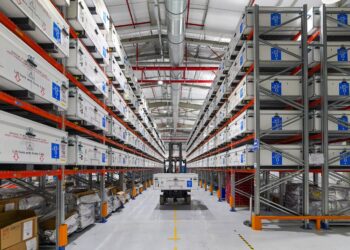 L’ultimo gruppo di segmenti dello specchio primario M1 dell’ELT arrivato all’ELT Technical Facility di Paranal nell’ottobre 2026, conservato nelle casse insieme alle rispettive strutture di supporto. Credits: ESO