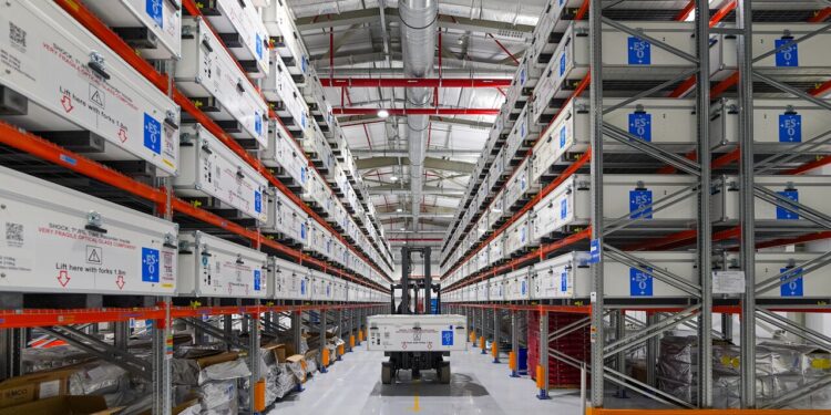 L’ultimo gruppo di segmenti dello specchio primario M1 dell’ELT arrivato all’ELT Technical Facility di Paranal nell’ottobre 2026, conservato nelle casse insieme alle rispettive strutture di supporto. Credits: ESO