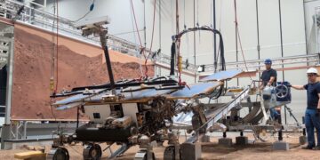 Amelia, un prototipo del rover europeo Rosalind Franklin, durante i test di egress svolti a Torino presso ALTEC dal team di Thales Alenia Space. Credits: Thales Alenia Space