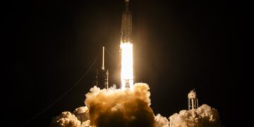 Liftoff del Falcon Heavy per la missione NROL-97 dell'NRO il 2 ottobre 2026. Credits: SpaceX