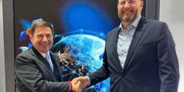 Massimo Comparini, Managing Director della Divisione Spazio di Leonardo, e Johan Åman, CEO di Unibap. Credits: Unibap Space Solutions